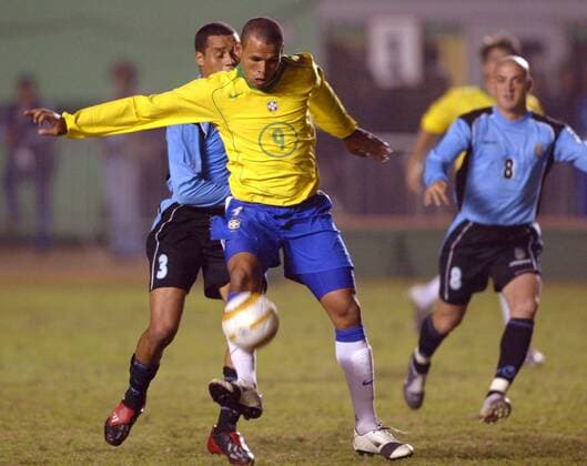 Luis Fabiano (Brasilien, vorn) gegen Dario Rodriguez (Uruguay) - VERÖFFENTLICHUNGSRECHTE NUR FÜR DEUTSCHE MEDIEN Fußball Länderspiel Herren Copa America 2004, Amerika, Südamerikameisterschaft, Südamerika Meisterschaft, Länderspiel Gruppe Lima