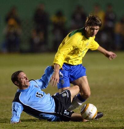 Gustavo Nery (Brasilien, re.) gegen Diego Perez (Uruguay) - VERÖFFENTLICHUNGSRECHTE NUR FÜR DEUTSCHE MEDIEN Fußball Länderspiel Herren Copa America 2004, Amerika, Südamerikameisterschaft, Südamerika Meisterschaft, Länderspiel Gruppe Lima Dynamik, Kampf,