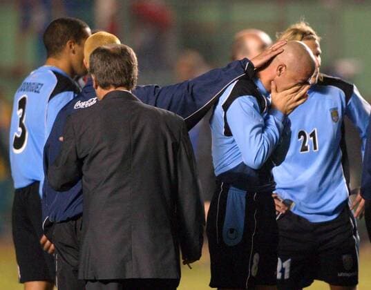Uruguay ist nach dem Aus im Elfmeterschießen schwer enttäuscht, Dario Silva (re.) ist verzweifelt - VERÖFFENTLICHUNGSRECHTE NUR FÜR DEUTSCHE MEDIEN Fußball Länderspiel Herren Copa America 2004, Amerika, Südamerikameisterschaft, Südamerika Meisterschaft, Länderspiel Gruppe Lima Enttäuschung, Verzweiflung,
