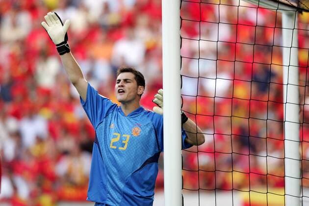 Torwart Iker Casillas (Spanien) gibt Anweisungen Fußball EM Herren Euro 2004, Europameisterschaft, Länderspiel, Nationalmannschaft, Nationalteam, Gruppe A Einzelbild Lissabon
