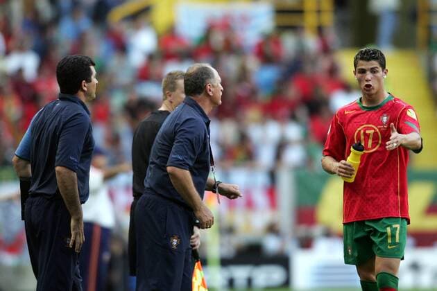 Cristiano Ronaldo (re.) diskutiert mit Nationaltrainer Scolari (beide Portugal, 2.v.re.) Fußball EM Herren Euro 2004, Europameisterschaft, Länderspiel, Nationalmannschaft, Nationalteam, Gruppe A Gruppe Lissabon