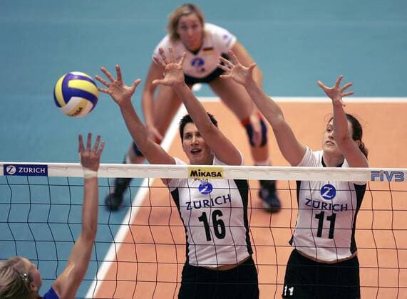 Judith Sylvester (li.) und Christiane Fürst (beide Deutschland) - Doppelblock Volleyball Länderspiel Damen World Grand Prix 2004, Länderspiel, Nationalmannschaft, Nationalteam, Nationaltrikot Gruppe Rostock