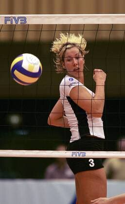 Tanja Hart (Deutschland) blickt dem Ball hinterher Volleyball Länderspiel Damen World Grand Prix 2004, Länderspiel, Nationalmannschaft, Nationalteam, Nationaltrikot Einzelbild Rostock