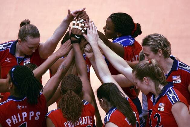 Spielerinnen aus den USA bilden einen Kreis Volleyball Länderspiel Damen World Grand Prix 2004, Länderspiel, Nationalmannschaft, Nationalteam, Nationaltrikot Gruppe Rostock Kameradschaft,