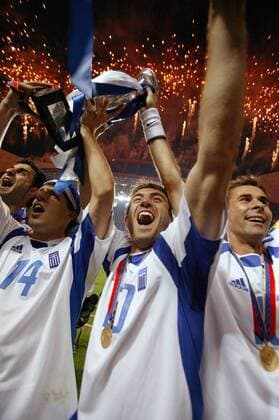 Fußball, EM Finale 2004 in Lissabon, Portugal - Griechenland 0:1 Die Europameister Panagiotis Fyssas (li.), Georgios Karagounis (Mitte) und Vassilios Tsiartas (alle Griechenland) präsentieren den Pokal - NOT RELEASED FOR JAPAN Fußball EM Herren Euro 2004, Europameisterschaft, Länderspiel, Nationalmannschaft, Nationalteam, Finale, Endspiel Gruppe Feuerwerk Lissabon Glück Freude, Begeisterung,