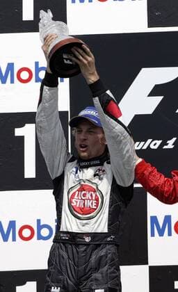 Siegerehrung beim GP von Deutschland 2004: Jenson Button (England BAR-Honda) freut sich über den zweiten Platz Motorsport Grand Prix Herren Großer Preis von Deutschland 2004, Formel 1 Weltmeisterschaft, F1, F, GP, WM Einzelbild Hockenheimring Hockenheim Freude,