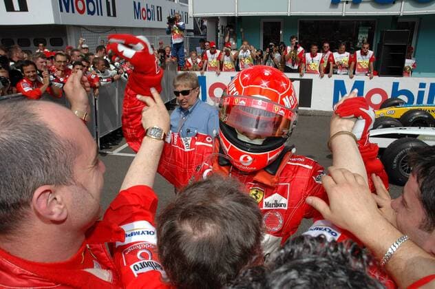 Michael Schumacher (Deutschland Ferrari) jubelt mit seinem Team über den Sieg beim GP von Deutschland 2004 Motorsport Grand Prix Herren Großer Preis von Deutschland 2004, Formel 1 Weltmeisterschaft, F1, F, GP, WM Gruppe Hockenheimring Hockenheim Freude,