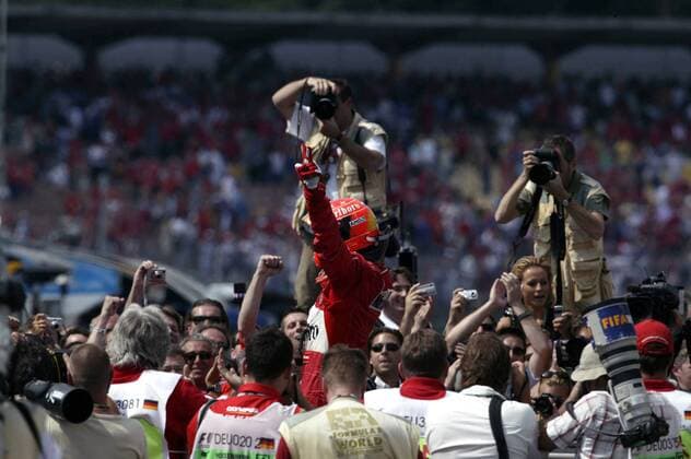 Sieger Michael Schumacher (Deutschland Ferrari, Mitte) lässt sich feiern Motorsport Grand Prix Herren Großer Preis von Deutschland 2004, Formel 1 Weltmeisterschaft, F1, F, GP, WM Totale Hockenheimring Hockenheim Freude,