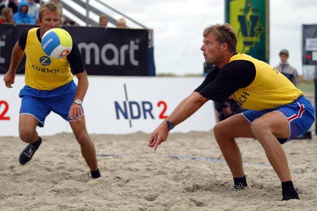 Axel Hager (re.) - Ballannahme; li. Jörg Ahmann (beide Deutschland) Beachvolleyball Herren Zürich Masters 2004, Beach, Finale, Endspiel Gruppe St. Peter Ording Dynamik,
