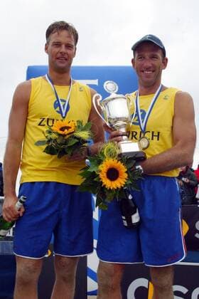Axel Hager (li.) und Jörg Ahmann (beide Deutschland) zeigen stolz ihren Pokal Beachvolleyball Herren Zürich Masters 2004, Beach, Finale, Endspiel Gruppe St. Peter Ording Freude,