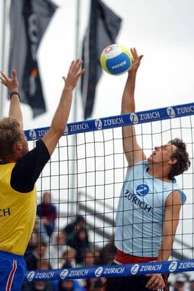 Arvid Kinder (re.) mit einem Schmetterschlag gegen Axel Hager (beide Deutschland) Beachvolleyball Herren Zürich Masters 2004, Beach, Finale, Endspiel Gruppe St. Peter Ording Dynamik,