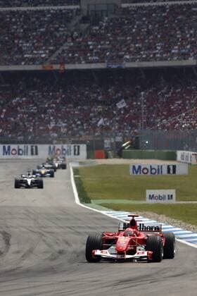 Michael Schumacher (Deutschland Ferrari, vorn) fährt in seinem Boliden einen großen Vorsprung heraus Motorsport Grand Prix Herren Großer Preis von Deutschland 2004, Formel 1 Weltmeisterschaft, F1, F, GP, WM Totale Hockenheimring Hockenheim