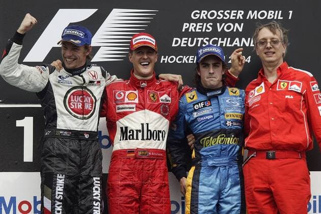 Siegerehrung beim GP von Deutschland 2004, v.li.: Jenson Button (England BAR-Honda), Sieger Michael Schumacher (Deutschland Ferrari), Fernando Alonso (Spanien Renault) und Motorenchef Paolo Martinelli (Italien Ferrari) Motorsport Grand Prix Herren Großer Preis von Deutschland 2004, Formel 1 Weltmeisterschaft, F1, F, GP, WM Gruppe Hockenheimring Hockenheim Freude,