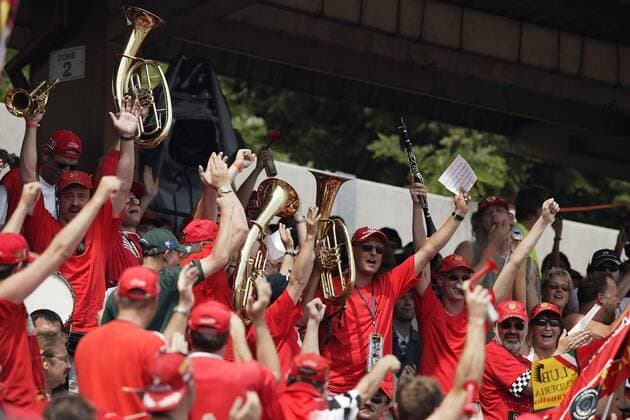 Ferrari-Fans blasen beim GP von Deutschland 2004 den Triumphmarsch ... Motorsport Grand Prix Herren Großer Preis von Deutschland 2004, Formel 1 Weltmeisterschaft, F1, F, GP, WM Totale Hockenheimring Hockenheim Freude, Begeisterung,
