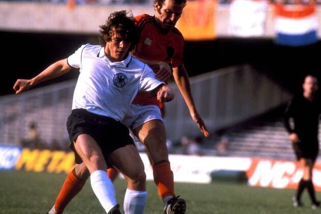 Lothar Matthäus (li., BR Deutschland) gegen Willy van de Kerkhof (Niederlande) Fußball EM Herren Europameisterschaft 1980, Gruppenspiel, Gruppe 1, Nationalmannschaft, Nationalteam, Gruppe Neapel Dynamik,