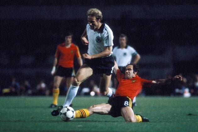 Karl-Heinz Rummenigge (li., BR Deutschland) gegen Wilfried van Moer (Belgien) Fußball EM Herren Europameisterschaft 1980, Finale, Endspiel, Nationalmannschaft, Nationalteam, Nationaltrikot Gruppe Rom Dynamik, Kampf,