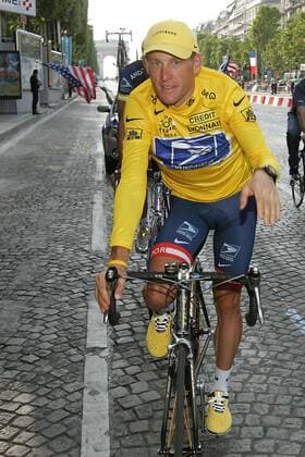 Lance Armstrong (USA US Postal Service) auf seiner Triumphfahrt über die Champs Elysees Radsport Herren Tour de France 2004, Straßenradsport, Straße, Rad, Gesamtsieg, Gesamtsieger Einzelbild Elysee, Sieg, Sieger, Toursieg, Toursieger 20. Etappe: Montereau Fault Yonne - Paris