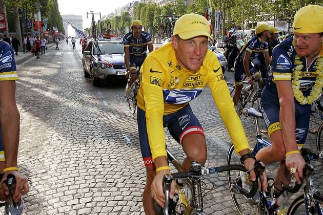 Lance Armstrong (USA US Postal Service, Mitte) auf seiner Triumphfahrt über die Champs Elysees Radsport Herren Tour de France 2004, Straßenradsport, Straße, Rad, Gesamtsieg, Gesamtsieger Gruppe Elysee, Sieg, Sieger, Toursieg, Toursieger 20. Etappe: Montereau Fault Yonne - Paris