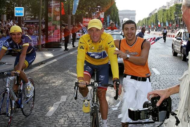 Lance Armstrong (USA US Postal Service, Mitte) läßt sich auf seiner Triumphfahrt über die Champs Elysees feiern Radsport Herren Tour de France 2004, Straßenradsport, Straße, Rad, Gesamtsieg, Gesamtsieger Gruppe Elysee, Sieg, Sieger, Toursieg, Toursieger 20. Etappe Montereau Fault Yonne - Paris Freude,