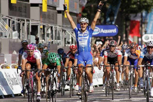 Etappensieger Tom Boonen (Belgien Quick Step Davitamon, Mitte) jubelt, dahinter die geschlagenen Erik Zabel (Deutschland T Mobile, li.) und Robbie McEwen (Australien Lotto Domo, 2. v. li.) Radsport Herren Tour de France 2004, Straßenradsport, Straße, Rad Totale 20. Etappe Montereau Fault Yonne - Paris Freude, Begeisterung,