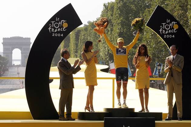 Toursieger Lance Armstrong (USA US Postal Service) steht bereits zum 6. Mal ganz oben auf dem Treppchen und stellt damit einen neuen Rekord auf Radsport Herren Tour de France 2004, Straßenradsport, Straße, Rad, Gesamtsieg, Gesamtsieger, Toursieg Gruppe Rekordsieg, Rekordsieger 20. Etappe Montereau Fault Yonne - Paris Freude, Begeisterung,