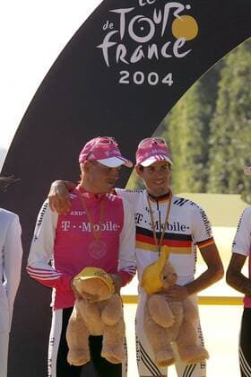 Sieger in der Mannschaftswertung - Jan Ullrich (li.) und Andreas Klöden (beide Deutschland beide T Mobile) Radsport Herren Tour de France 2004, Straßenradsport, Straße, Rad Gruppe Teamwertung 20. Etappe Montereau Fault Yonne - Paris Freude,