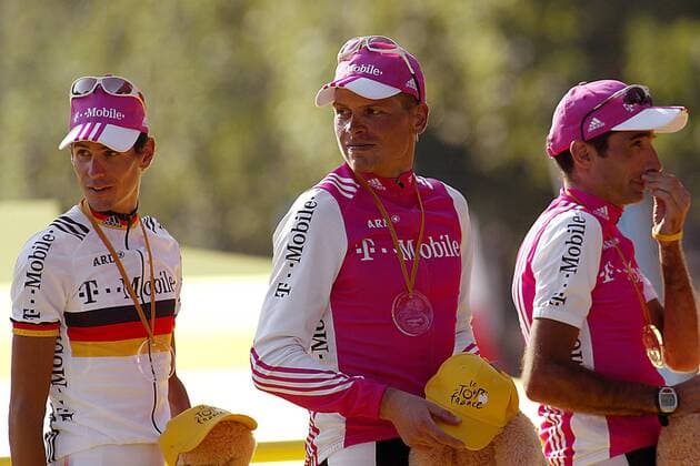 Sieger in der Mannschaftswertung, v. li.: Andreas Klöden, Jan Ullrich (beide Deutschland) und Giuseppe Guerini (Italien alle T Mobile) Radsport Herren Tour de France 2004, Straßenradsport, Straße, Rad Gruppe Teamwertung 20. Etappe Montereau Fault Yonne - Paris