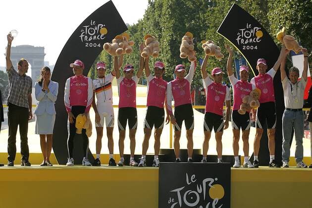 T Mobile ist Sieger der Mannschaftswertung, v. li.: Jan Ullrich, Andreas Klöden (beide Deutschland), Giuseppe Guerini, Daniele Nardello (beide Italien), Sergej Iwanow (Rußland), Santiago Botero (Kolumbien), Erik Zabel und Rolf Aldag (beide Deutschland) Radsport Herren Tour de France 2004, Straßenradsport, Straße, Rad Totale Teamwertung 20. Etappe Montereau Fault Yonne - Paris