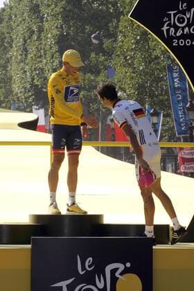 Siegerehrung - Andreas Klöden (Deutschland T Mobile, re.) zieht den Hut vor Toursieger Lance Armstrong (USA US Postal Service), der die Tour zum 6, Mal gewinnt und damit einen neuen Rekord aufstellt Radsport Herren Tour de France 2004, Straßenradsport, Straße, Rad, Respekt, Anerkennung Gruppe Toursieg, Toursieger 20. Etappe Montereau Fault Yonne - Paris Unterwerfung, Überlegenheit Freude,