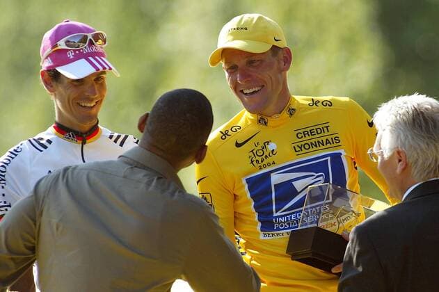 Schauspieler Will Smith (USA) gratuliert Toursieger Lance Armstrong (USA US Postal Service), li. Gesamtzweiter Andreas Klöden (Deutschland T Mobile) Radsport Herren Tour de France 2004, Straßenradsport, Straße, Rad Gruppe Toursieg, Toursieger 20. Etappe Montereau Fault Yonne - Paris Freude,