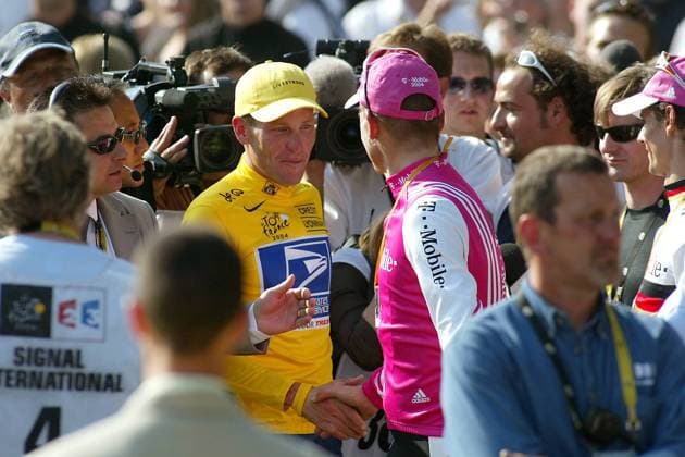 Jan Ullrich (Deutschland T Mobile, re.) gratuliert Toursieger Lance Armstrong (USA US Postal Service) Radsport Herren Tour de France 2004, Straßenradsport, Straße, Rad Gruppe Toursieg, Toursieger 20. Etappe Montereau Fault Yonne - Paris Harmonie,
