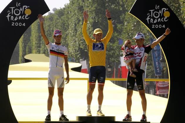 Siegerehrung - Toursieger Lance Armstrong (USA US Postal Service, Mitte) zwischen Andreas Klöden (Deutschland T Mobile, li.) und Ivan Basso (Italien CSC) Radsport Herren Tour de France 2004, Straßenradsport, Straße, Rad, Champs Elysees, Elysee Gruppe Toursieg, Toursieger 20. Etappe Montereau Fault Yonne - Paris Freude,