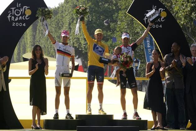 Siegerehrung - Toursieger Lance Armstrong (USA US Postal Service, Mitte) zwischen Andreas Klöden (Deutschland T Mobile, li.) und Ivan Basso (Italien CSC), ganz re. Schauspieler Will Smith (USA) Radsport Herren Tour de France 2004, Straßenradsport, Straße, Rad, Champs Elysees, Elysee Gruppe Toursieg, Toursieger 20. Etappe Montereau Fault Yonne - Paris Freude,
