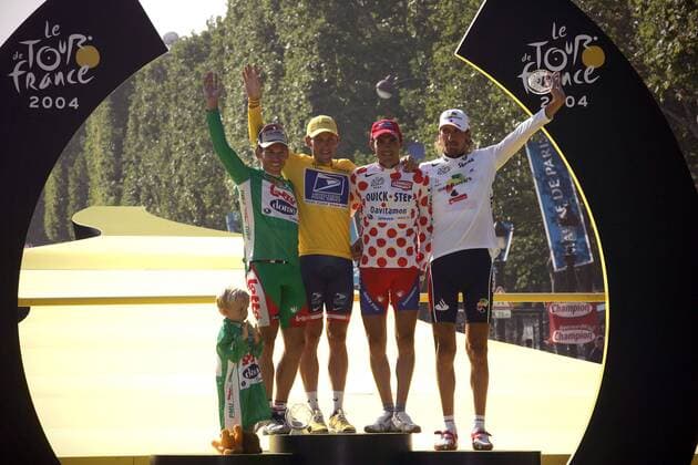 Die Sieger in ihren Trikots - v.li.: Robbie McEwen (Australien Lotto Domo, Grün), Lance Armstrong (USA US Postal Service, Gelb), Richard Virenque (Frankreich Quick Step Davitamon, Bergtrikot), Vladimir Karpets (Rußland Illes Balears Banesto, Weiß) Radsport Herren Tour de France 2004, Straßenradsport, Straße, Rad, Champs Elysees, Elysee Gruppe Toursieg, Toursieger 20. Etappe Montereau Fault Yonne - Paris Freude,