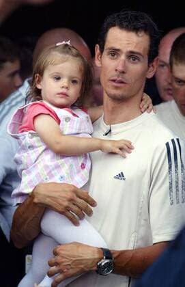 Andreas Klöden (T Mobile Deutschland) mit Freundin Bettina und Tochter Felicitas während des Empfangs nach der Tour de France 2004 Fußball Herren Empfang T Mobile Team 2004, Pressetermin, Straßenradsport, Straße, Rad Gruppe Familie, Kinder Bonn