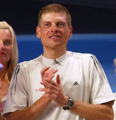 Jan Ullrich (T Mobile Deutschland) während des Empfangs nach der Tour de France 2004 Fußball Herren Empfang T Mobile Team 2004, Pressetermin, Straßenradsport, Straße, Rad Einzelbild Bonn