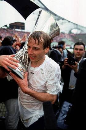 Fußball, FC Bayern München, UEFA-Pokal Sieger 1996 Jürgen Klinsmann (Bayern) schultert den UEFA-Pokal Fußball EC 3 Herren UEFA-Cup 1995 1996, Pokal, Europapokal, Europacup, FC Bayern München Einzelbild München