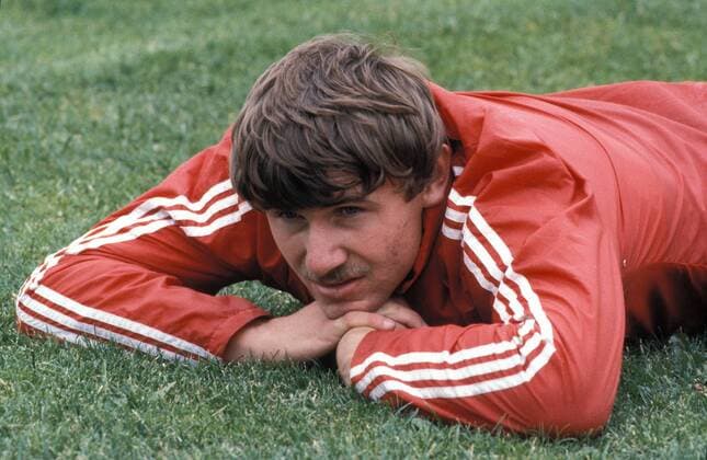 Sergej Bubka (Sowjetunion) gönnt sich eine Pause auf dem Rasen Leichtathletik Herren Olympischer Tag 1984, Meeting, Leichtathletikmeeting, Sportfest, Leichtathletiksportfest, Vdia Einzelbild Berlin