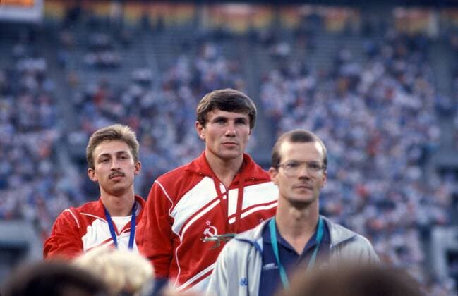 Sieger Sergej Bubka (Mitte) und Wassili Bubka (beide Sowjetunion) und Earl Bell (USA) während der Siegerehrung Leichtathletik Herren Stabhochsprung 1985, Stab, Stabhoch, Vdia Gruppe
