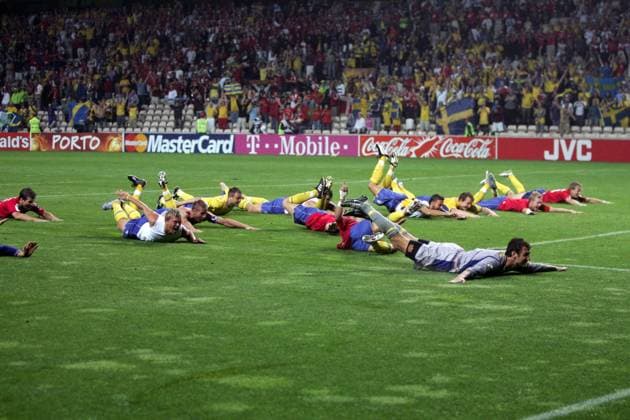 Die Schweden tauchen ab... und nach dem Gruppensieg in der nächsten Runde wieder auf! Torwart Andreas Isaksson und seine Kollegen lassen sich genüsslich auf das Gras fallen Fußball EM Herren Euro 2004, Europameisterschaft, Länderspiel, Nationalmannschaft, Nationalteam, Gruppe C Gruppe Aufmacher Porto, Turnierhighlight Glück Freude, Begeisterung,