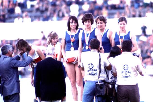 Die siegreiche 4x100m-Staffel mit (v.li.) Bärbel Eckert-Wöckel, Christina Heinich, Renate Stecher und Doris Maletzki (alle DDR) während der Siegerehrung Leichtathletik EM Damen Europameisterschaft 1974, 4x100m, 4 x 100 m, 100m, Meter, Staffel, Staffellauf, Vdia Gruppe Rom Freude,