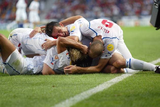 Tomas Galasek (oben) feiert mit Koller (re.), Nedved und Baros (alle Tschechien) die 3:0-Führung Fußball EM Herren Euro 2004, Europameisterschaft, Länderspiel, Nationalmannschaft, Nationalteam, Viertelfinale, Gruppe Porto Glück Begeisterung, Freude,