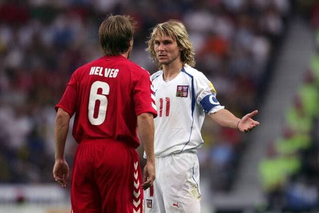 Pavel Nedved (Tschechien, re.) und Helveg (Dänemark) geraten aneinander Fußball EM Herren Euro 2004, Europameisterschaft, Länderspiel, Nationalmannschaft, Nationalteam, Viertelfinale, Gruppe Porto