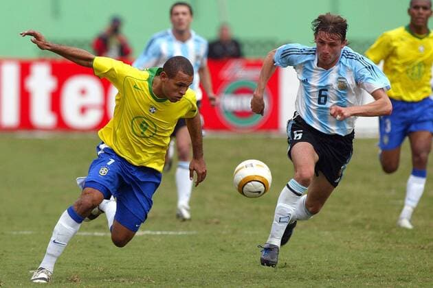 Luis Fabiano (Brasilien, li.) gegen Gabriel Heinze (Argentinien) - VERÖFFENTLICHUNGSRECHTE NUR FÜR DEUTSCHE MEDIEN Fußball Länderspiel Herren Copa America 2004, Amerika, Südamerikameisterschaft, Südamerika Meisterschaft, Länderspiel, Vdig Gruppe Lima Dynamik,