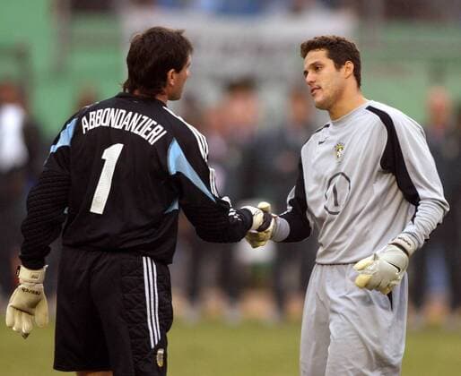 Torwart Julio Cesar (Brasilien, re.) und Torwart Roberto Abbondanzieri (Argentinien) - shakehands - VERÖFFENTLICHUNGSRECHTE NUR FÜR DEUTSCHE MEDIEN Fußball Länderspiel Herren Copa America 2004, Amerika, Südamerikameisterschaft, Südamerika Meisterschaft, Länderspiel, Vdig Gruppe Lima