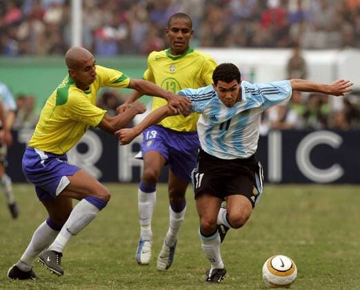 Carlos Tevez (Argentinien, re.) gegen Luisao, dahinter: Maicon (beide Brasilien) - VERÖFFENTLICHUNGSRECHTE NUR FÜR DEUTSCHE MEDIEN Fußball Länderspiel Herren Copa America 2004, Amerika, Südamerikameisterschaft, Südamerika Meisterschaft, Länderspiel, Vdig Gruppe Lima Dynamik,
