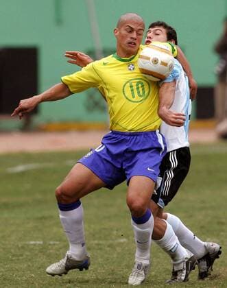 Alex (Brasilien, li.) gegen Javier Mascherano (Argentinien) - VERÖFFENTLICHUNGSRECHTE NUR FÜR DEUTSCHE MEDIEN Fußball Länderspiel Herren Copa America 2004, Amerika, Südamerikameisterschaft, Südamerika Meisterschaft, Länderspiel, Vdig Gruppe Lima Dynamik, Kampf,