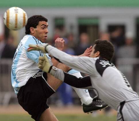 Carlos Tevez (Argentinien) gegen Torwart Julio Cesar (Brasilien) - VERÖFFENTLICHUNGSRECHTE NUR FÜR DEUTSCHE MEDIEN Fußball Länderspiel Herren Copa America 2004, Amerika, Südamerikameisterschaft, Südamerika Meisterschaft, Länderspiel, Vdig Gruppe Lima Dynamik, Kampf,