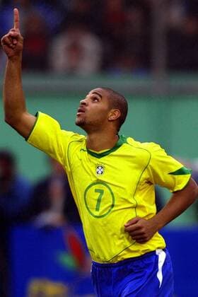 Adriano (Brasilien) - Torjubel mit Dank an höhere Mächte - VERÖFFENTLICHUNGSRECHTE NUR FÜR DEUTSCHE MEDIEN Fußball Länderspiel Herren Copa America 2004, Amerika, Südamerikameisterschaft, Südamerika Meisterschaft, Länderspiel, Vdig Einzelbild Lima Unterwerfung Freude,