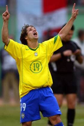 Diego (Brasilien) - Torjubel mit Dank an höhere Mächte - VERÖFFENTLICHUNGSRECHTE NUR FÜR DEUTSCHE MEDIEN Fußball Länderspiel Herren Copa America 2004, Amerika, Südamerikameisterschaft, Südamerika Meisterschaft, Länderspiel, Vdig Einzelbild Lima Unterwerfung Freude, Begeisterung,